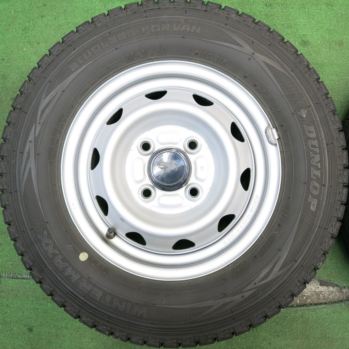 バリ溝！24年！キレイ！ほぼ10分☆スタッドレス 145R12 6PR ダンロップ 