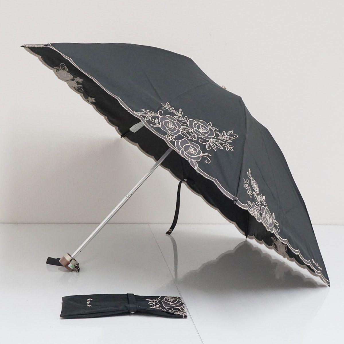 【新品❢タグ付❢】ニナリッチ　サマーシールド　二つ折日傘　黒　花柄 新品❢タグ付❢】ニナリッチ サマーシールド 二つ折日傘 黒 花柄