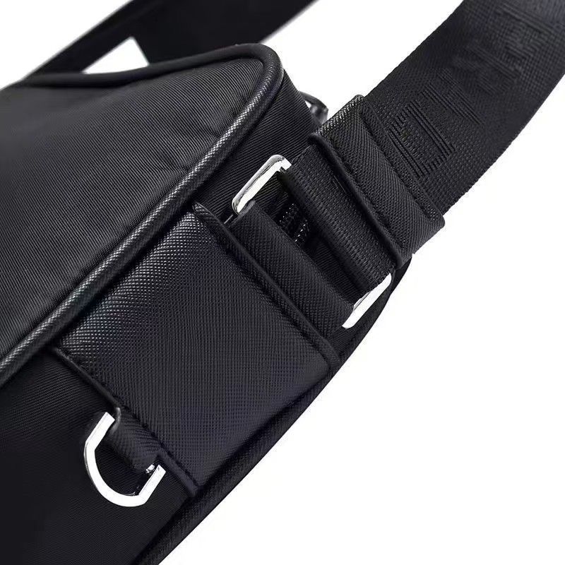 超人気】数量限定 PRADAプラダ ポーチ ノベルティショルダー