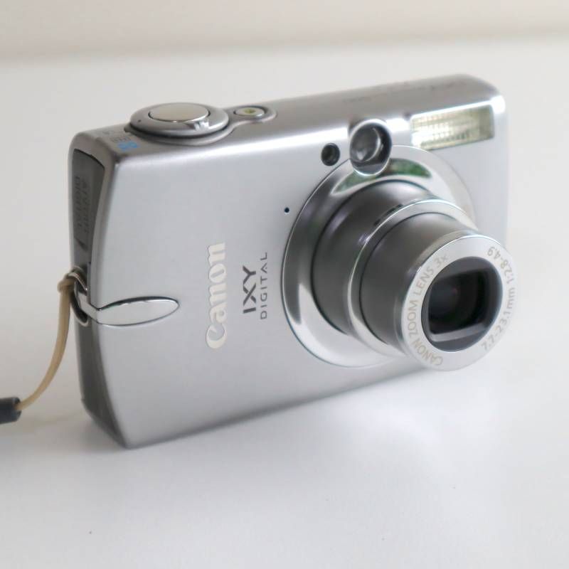 Canon IXY DIGITAL 600 シルバー 710万画素 動作品 黒点写り込みあり