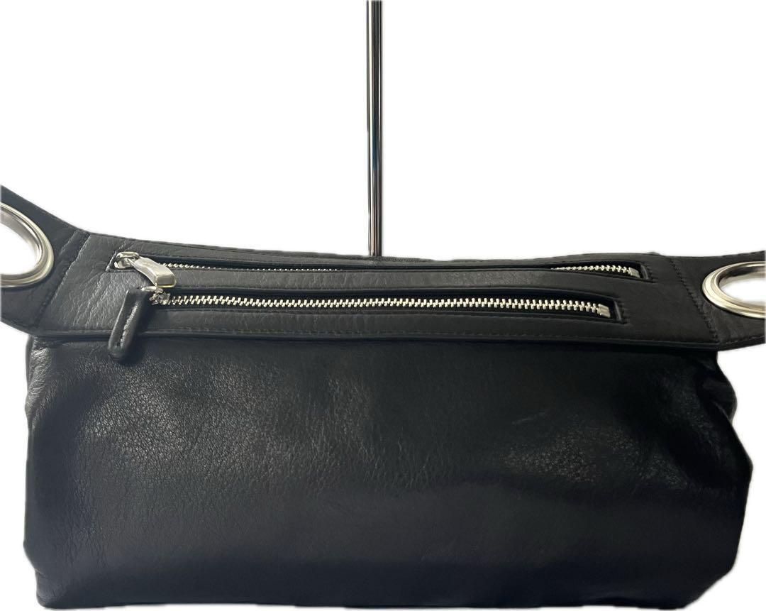 美品☆ カワカワ　ハトメ　 ボディバッグ レザー 希少】kawakawa カワカワ ハトメ レザー ボディバッグ M