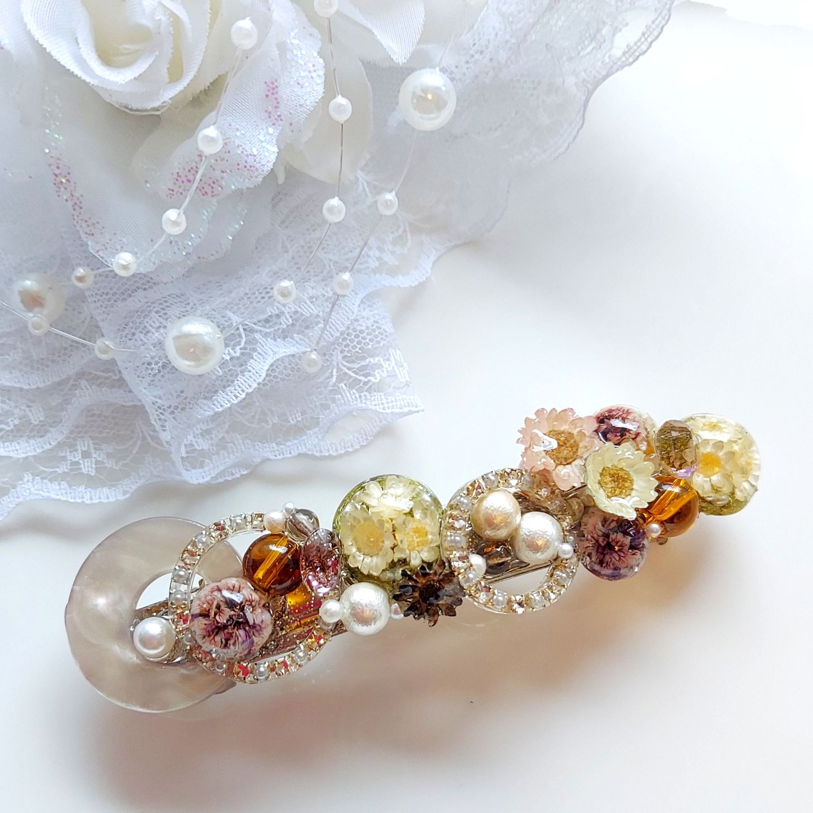 ハンドメイド レジンスターフラワーとクリスタルとパールの ハンドメイド レジンスターフラワーとクリスタルとパールの