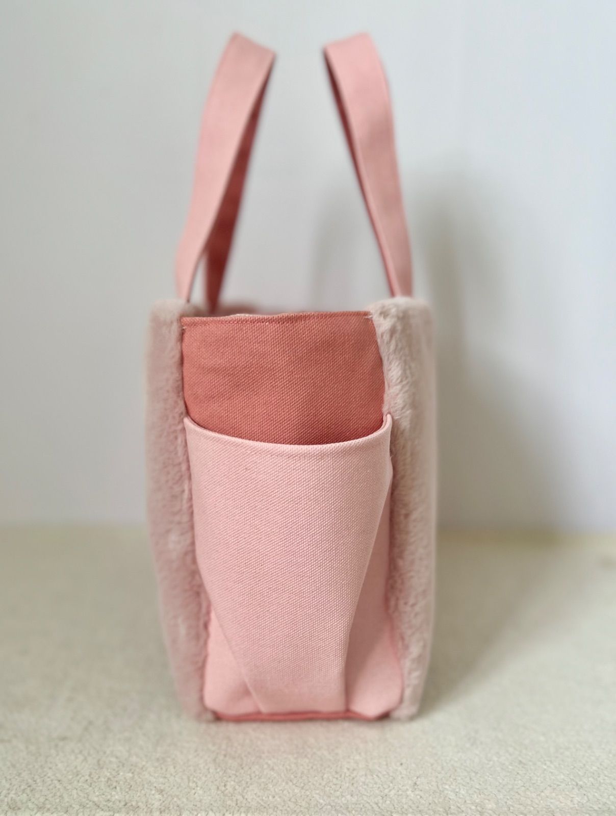 Mサイズ】くすみピンク ボアバッグ 手提げトートバッグ akaneko サイド