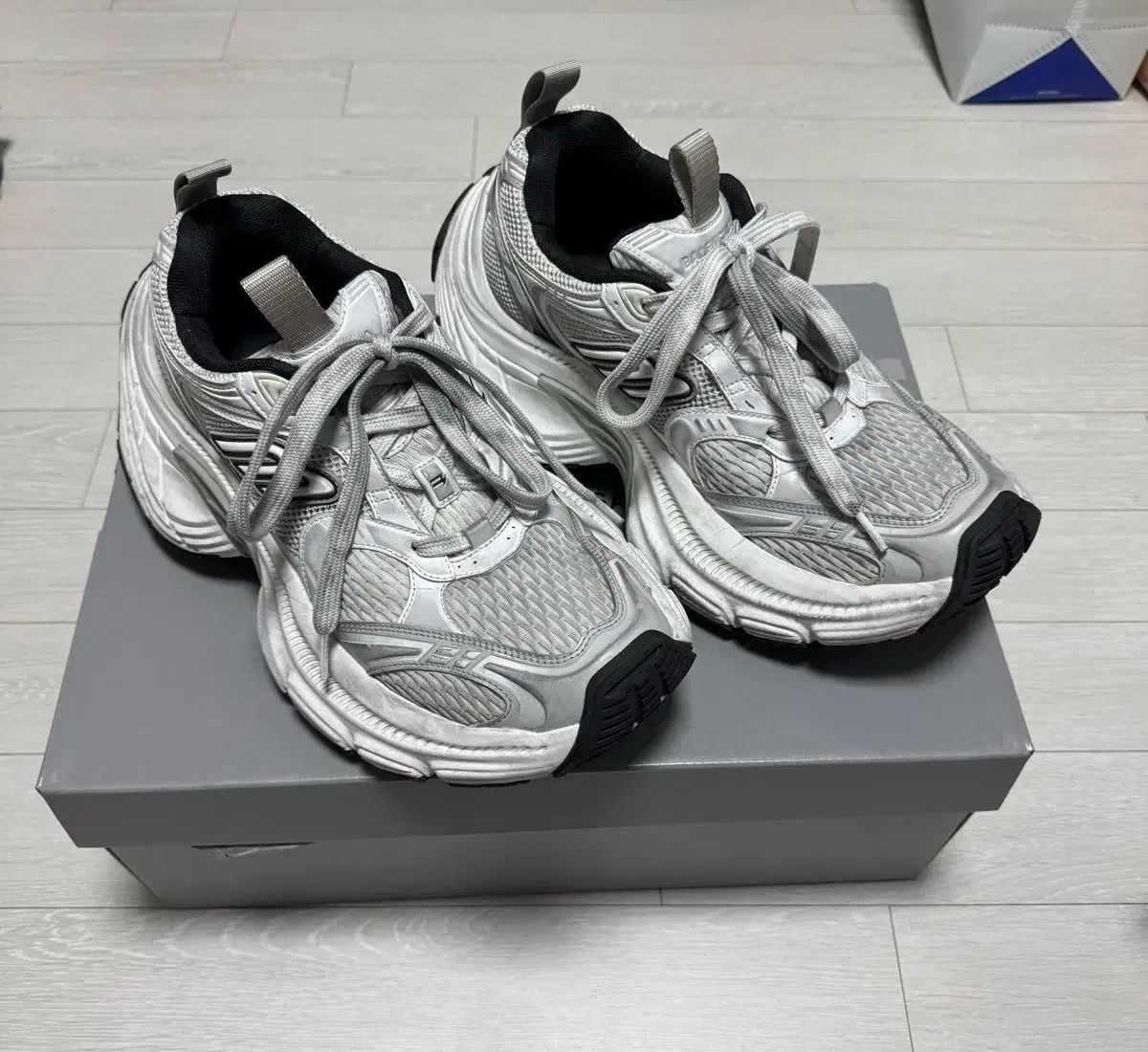 41 BALENCIAGA バレンシアガ 10XL スニーカーズ 白 グレー シルバー 黒