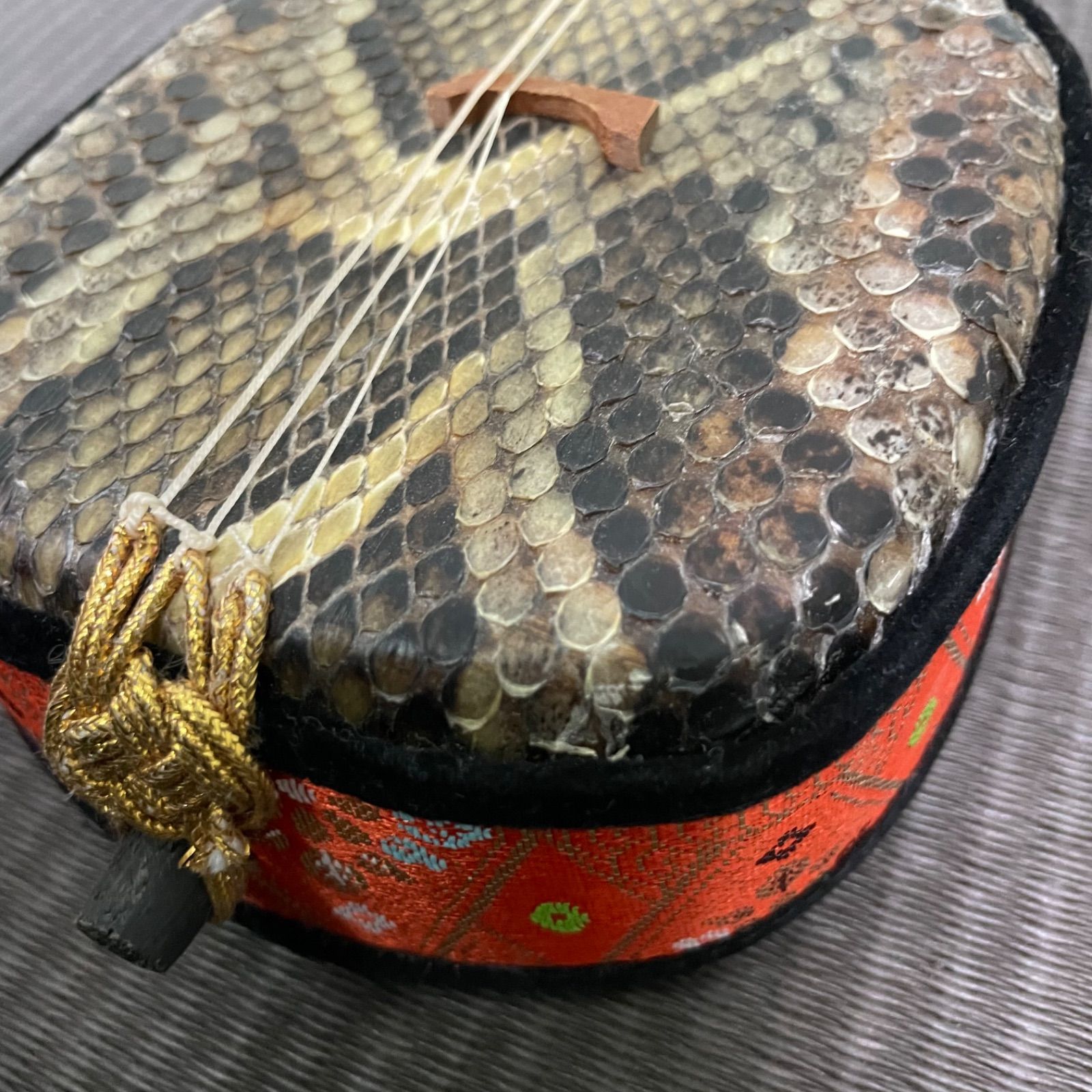 三味線本体 蛇皮模様付き　楽器　伝統工芸　和楽器 ♭ 沖縄三線 蛇皮線 本皮 蛇皮 三味線 本蛇皮 民族楽器 - メルカリ