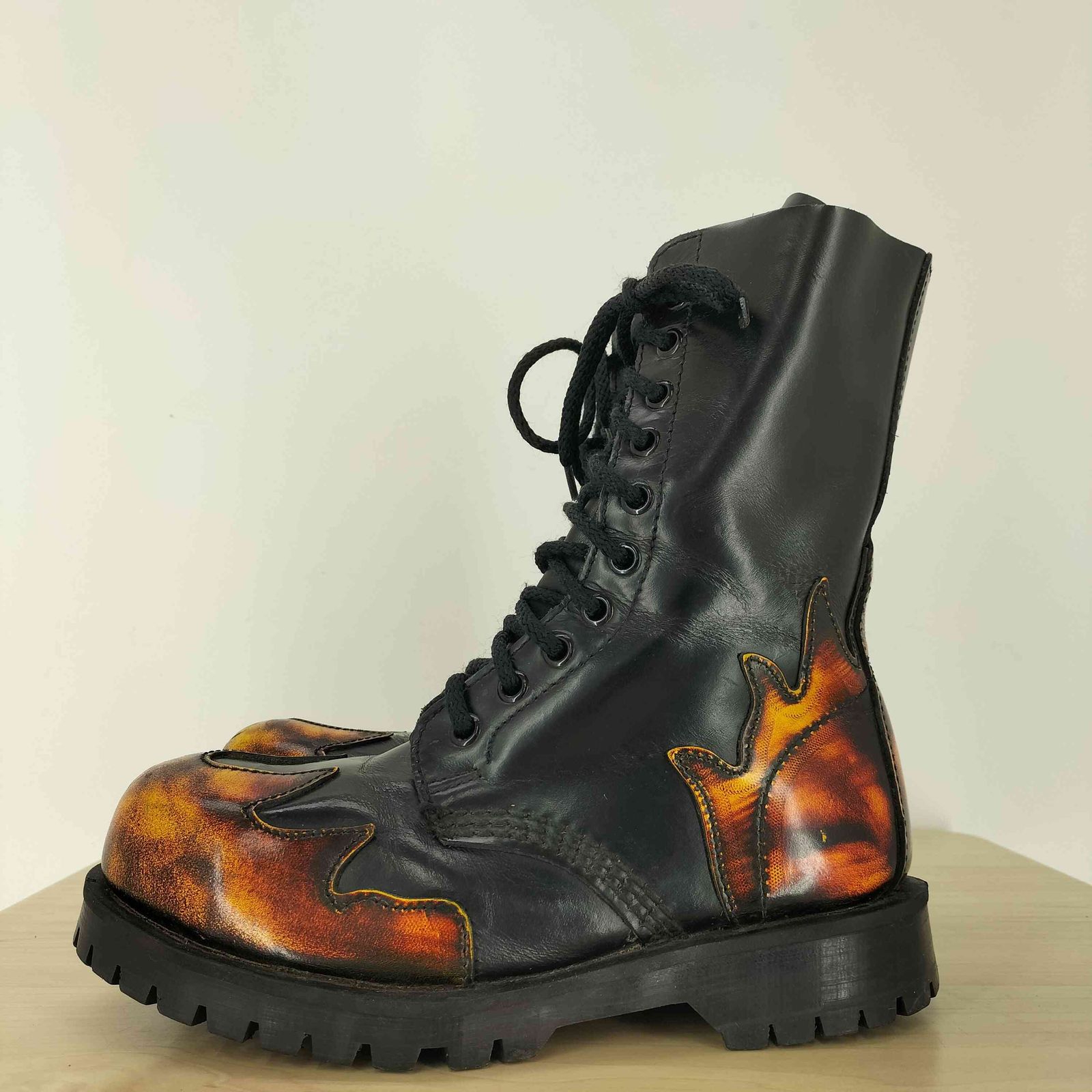 ユーズドフルギ 古着 Underground Shoes England 80S ファイアー プリント 10ホール ブーツ レディース 4