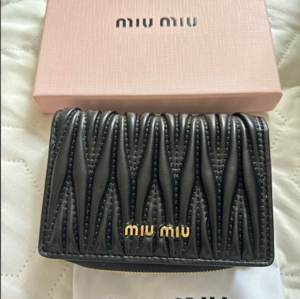 新品未使用  MIU MIU ミュウミュウ  2つ折り財布ブラック 即日発送