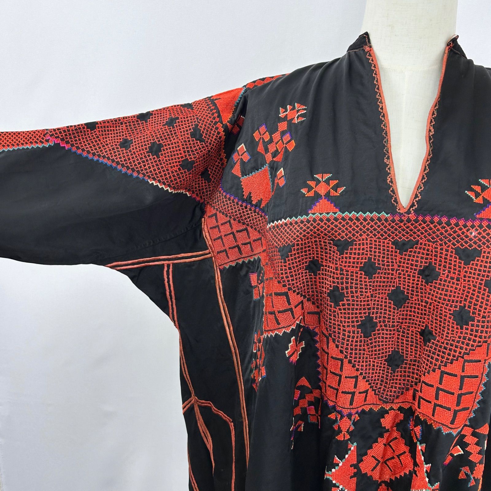 ビンテージ パレスチナ 手刺繍 ドレス ワンピース 伝統 民族衣装 ビンテージ パレスチナ 手刺繍 ドレス ワンピース 伝統 民族衣装