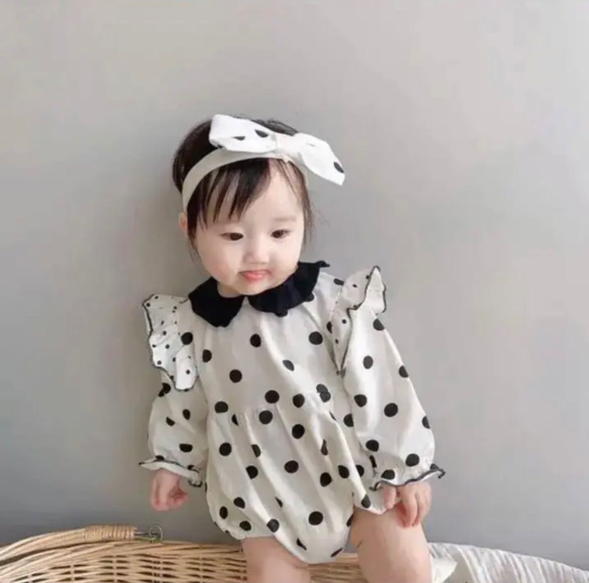 白ベース黒ドット ロンパース 韓国子供服 Babycaritto メルカリ