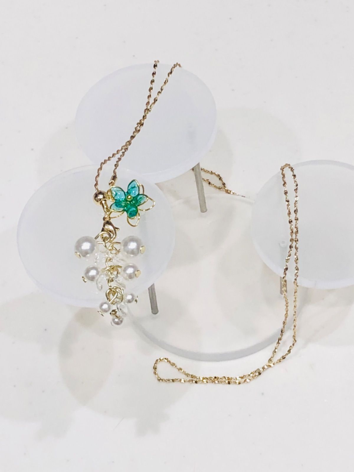 透かし花のネックレス　アクセサリー　ネックレス　パール　レジン