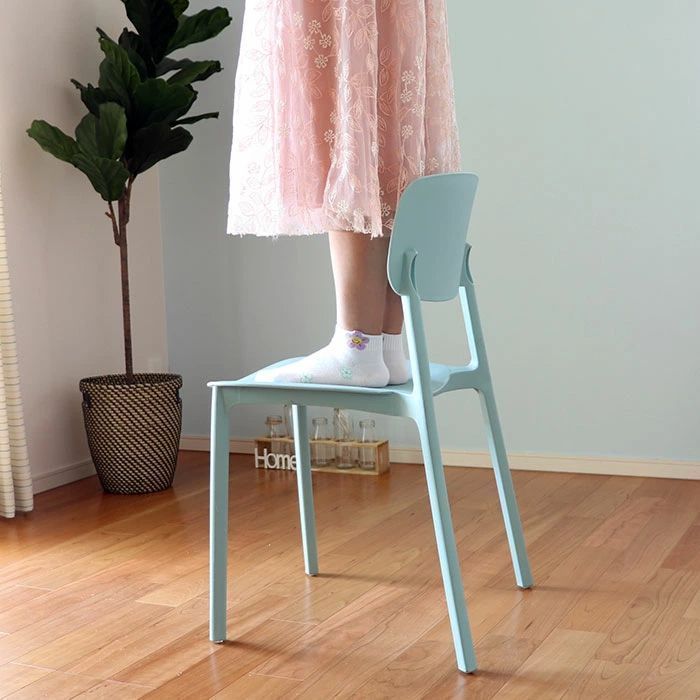 スタッキングチェア プラスチック 収納 スタッキング 重ねられる 重ねて収納 カラフル 北欧風 モダン レトロ アンティーク おしゃれ かわいい ダイニングチェア リビングチェア 背もたれ付き 軽量 イス 椅子 MARWIL-DEMENAGEMENTS_CH