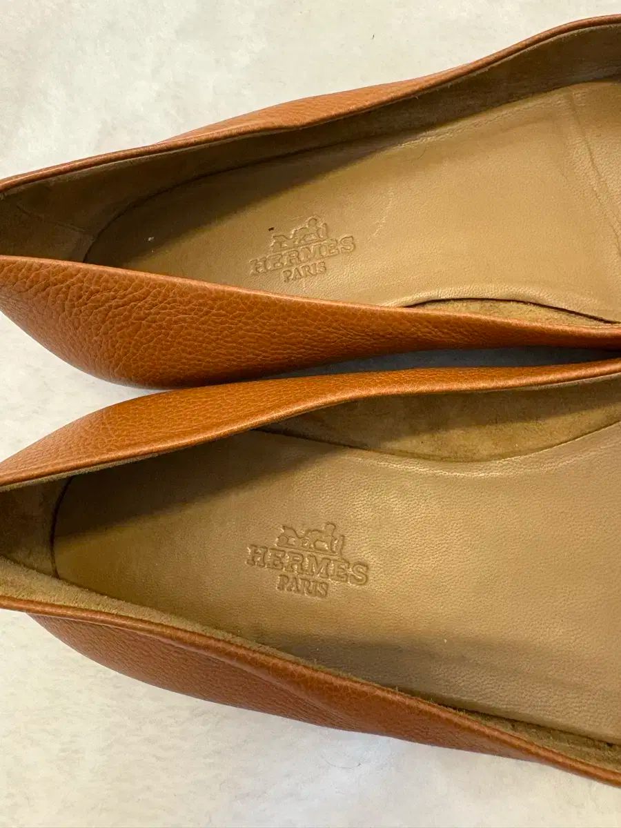 ブラウン フラットシューズ