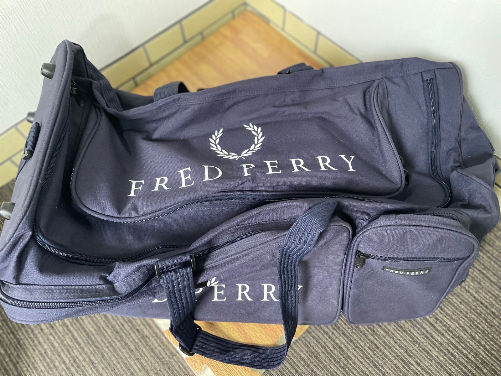 FRED PERRY フレッドペリー ボストンバッグ ネイビー FRED PERRY - フレッドペリー ボストンバッグ(ネイビー)の通販