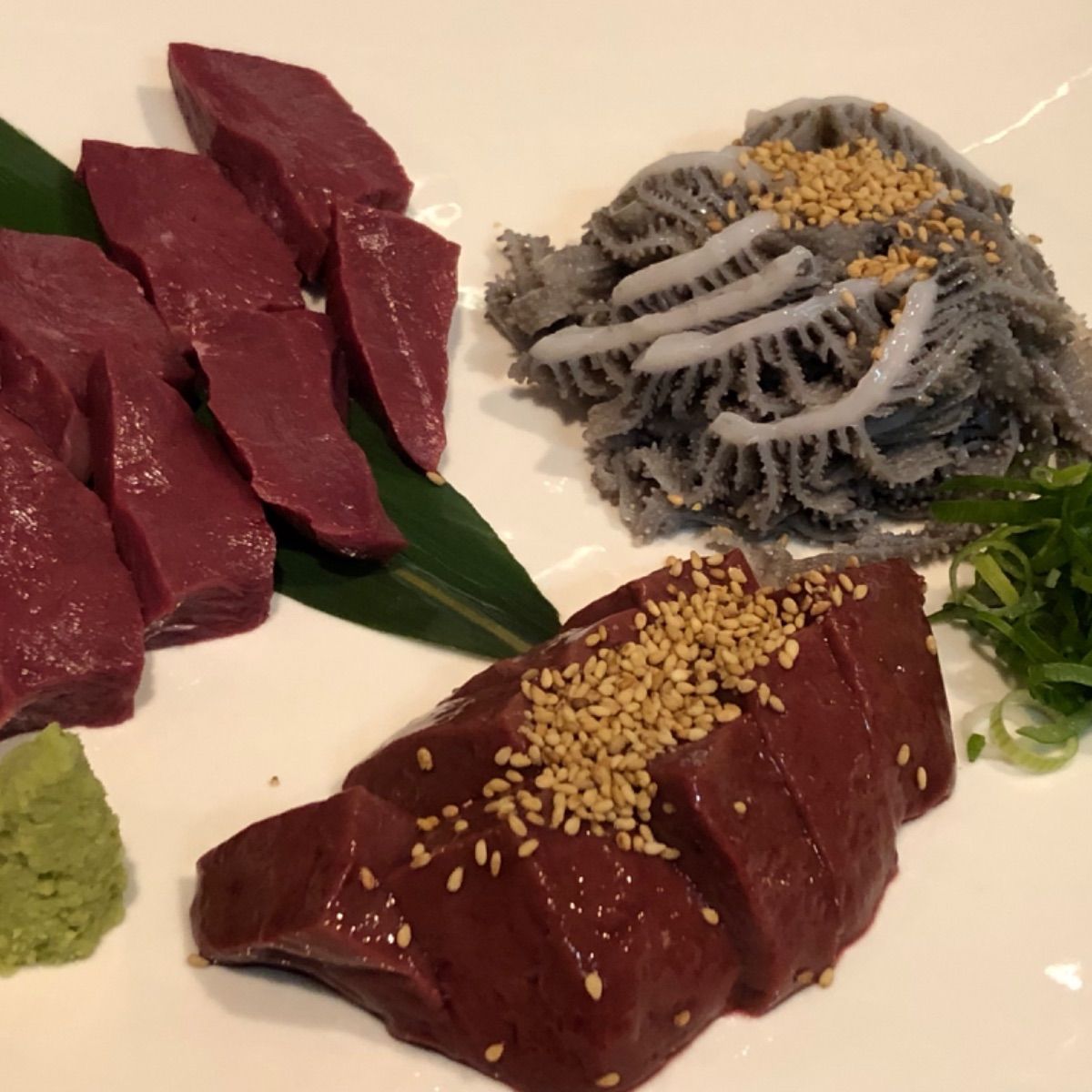鮮度抜群黒毛和牛レバー、ハツ刺し、センマイ刺3種盛　鉄分補給　ホルモン一頭買い-0