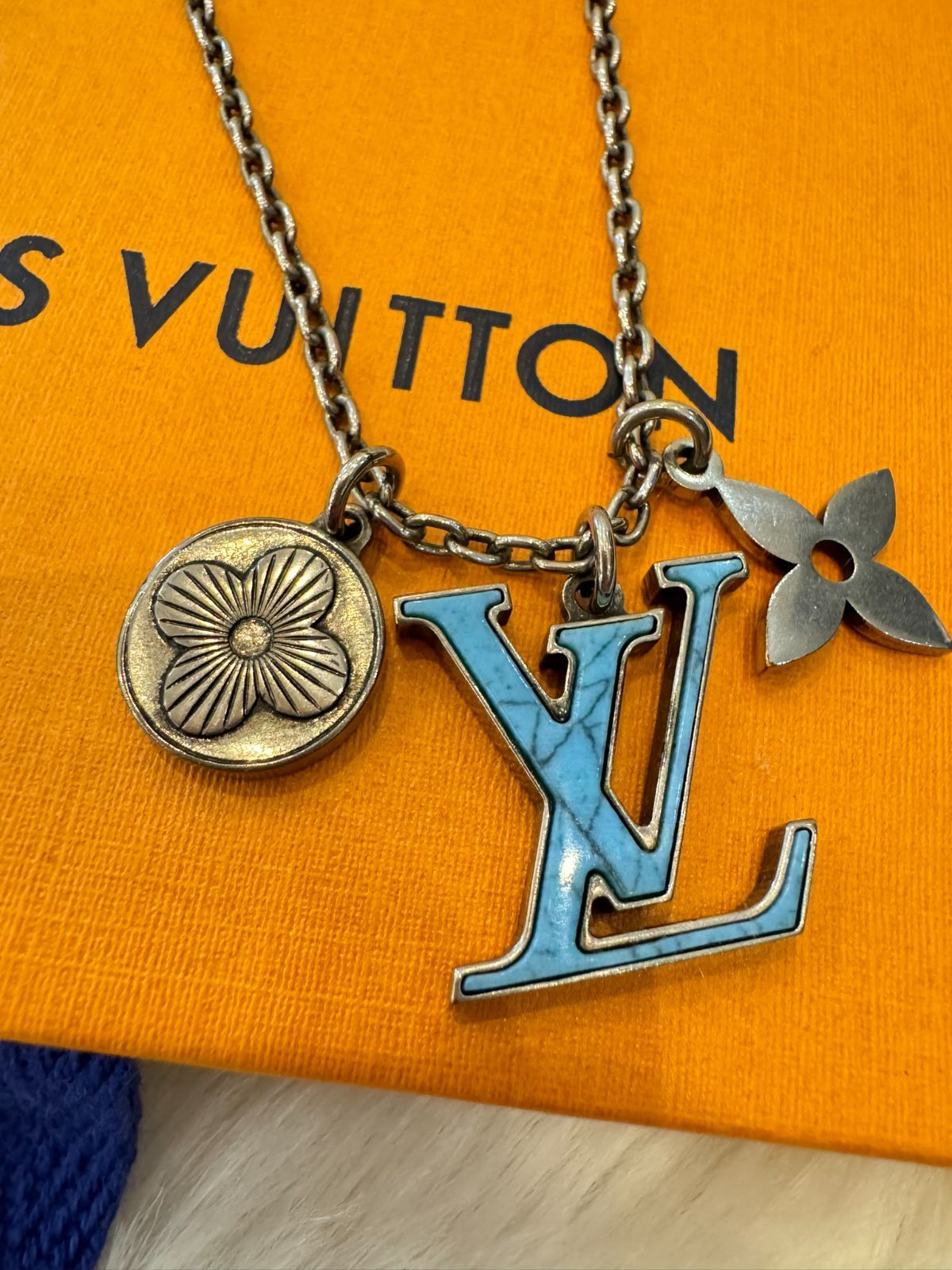 LOUIS VUITTON LVイニシャルネックレスM68904ターコイズブルー ネックレス ペンダント LVイニシャル ターコイズ M68904 新品