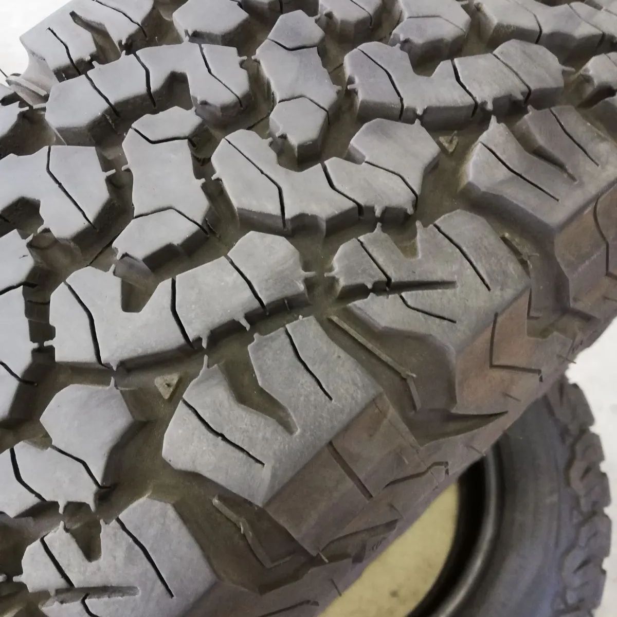 中古タイヤ グッドリッチ215/70R16 2本 ハイエース - メルカリ