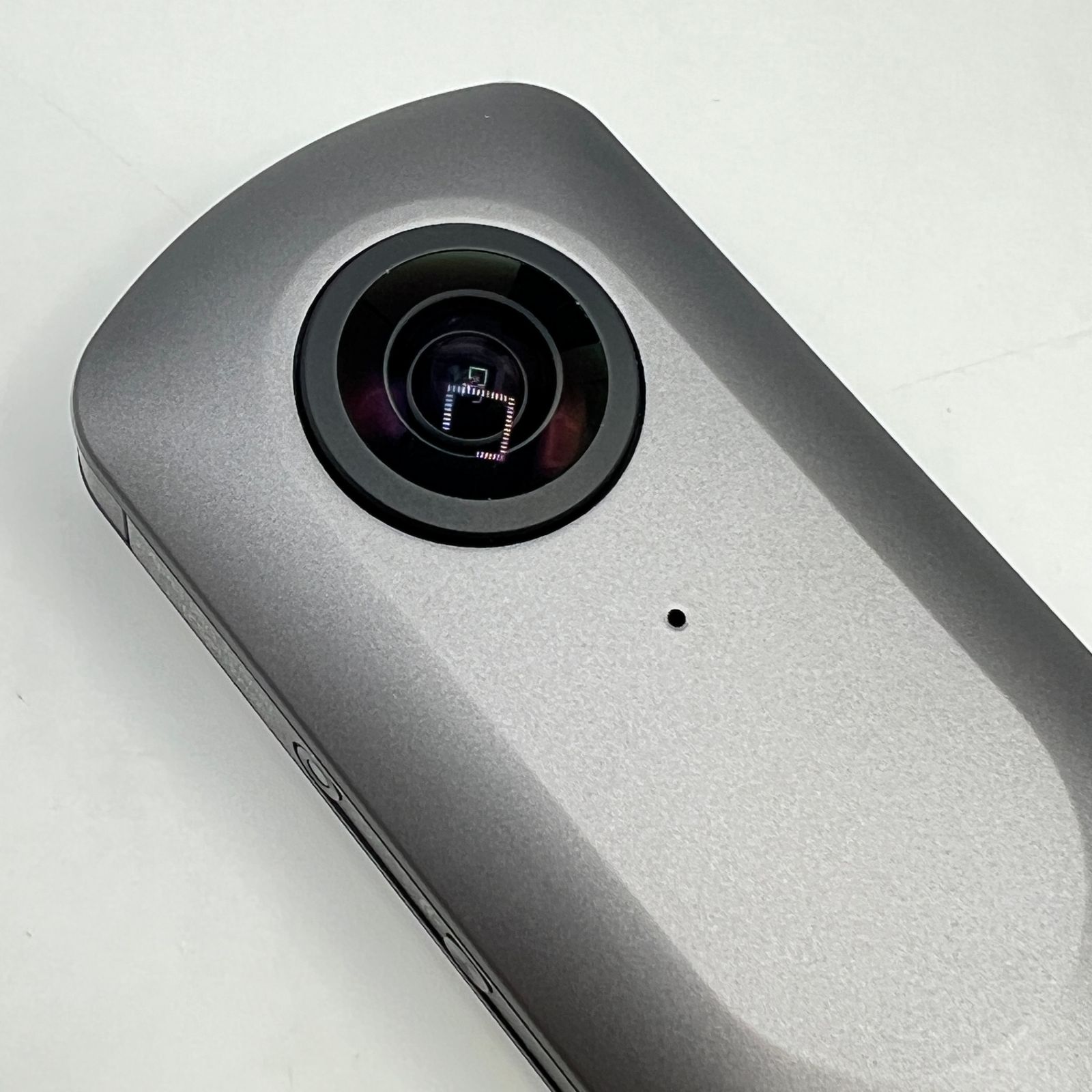 RICOH THETA V 360度カメラ 全天球 メタリックグレー (125331) | 整備済み品 リコー RICOH THETA V メタリックグレー 360度カメラ 手ブレ補正機能搭載 4K動画 360度空間音声  Android OS搭載で機能拡張に対応 リコーシータ独自の高精度なスティッチング技術で自然な360度撮影 ビジネスシーンで大活躍 910725
