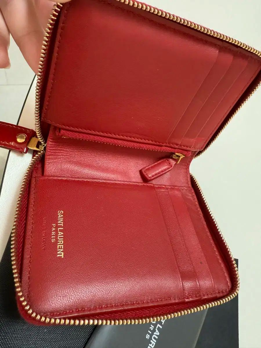 YVES SAINT LAURENT(イヴ・サンローラン) YSL エナメル 赤 二つ折り