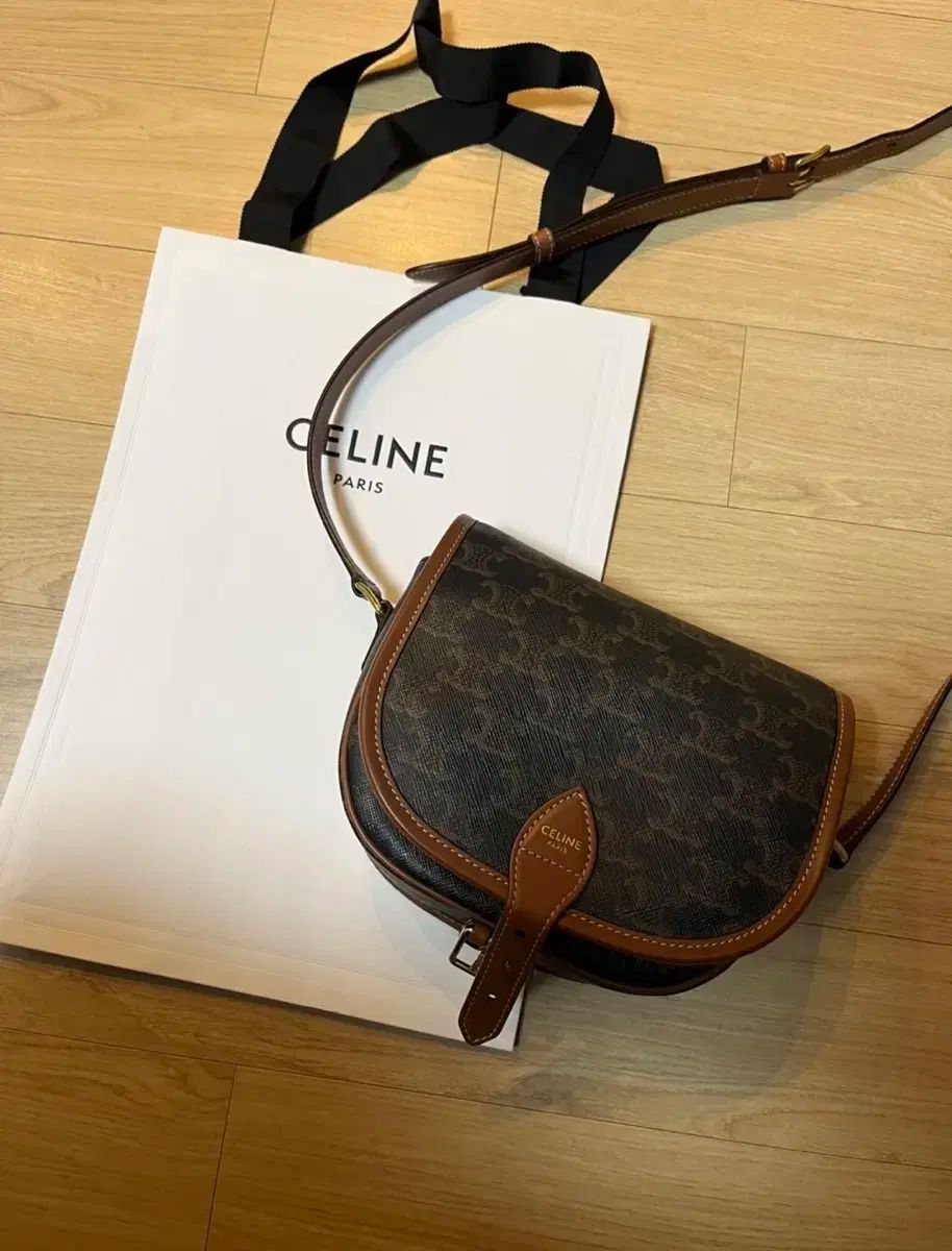 Celine セリーヌ フォルコバック すぐに廃棄してください