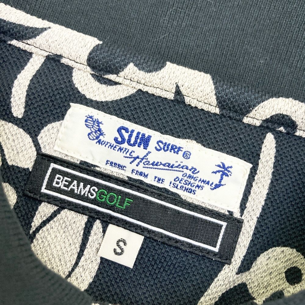 サイズ：S BEAMS GOLF ビームスゴルフ SUN SURF 別注 半袖ポロシャツ ボタニカル ハワイアンスカル 総柄 ブラック系 [240101491852] ゴルフウェア メンズ ストスト サイズ：S BEAMS GOLF ビームスゴルフ SUN SURF 別注 半袖
