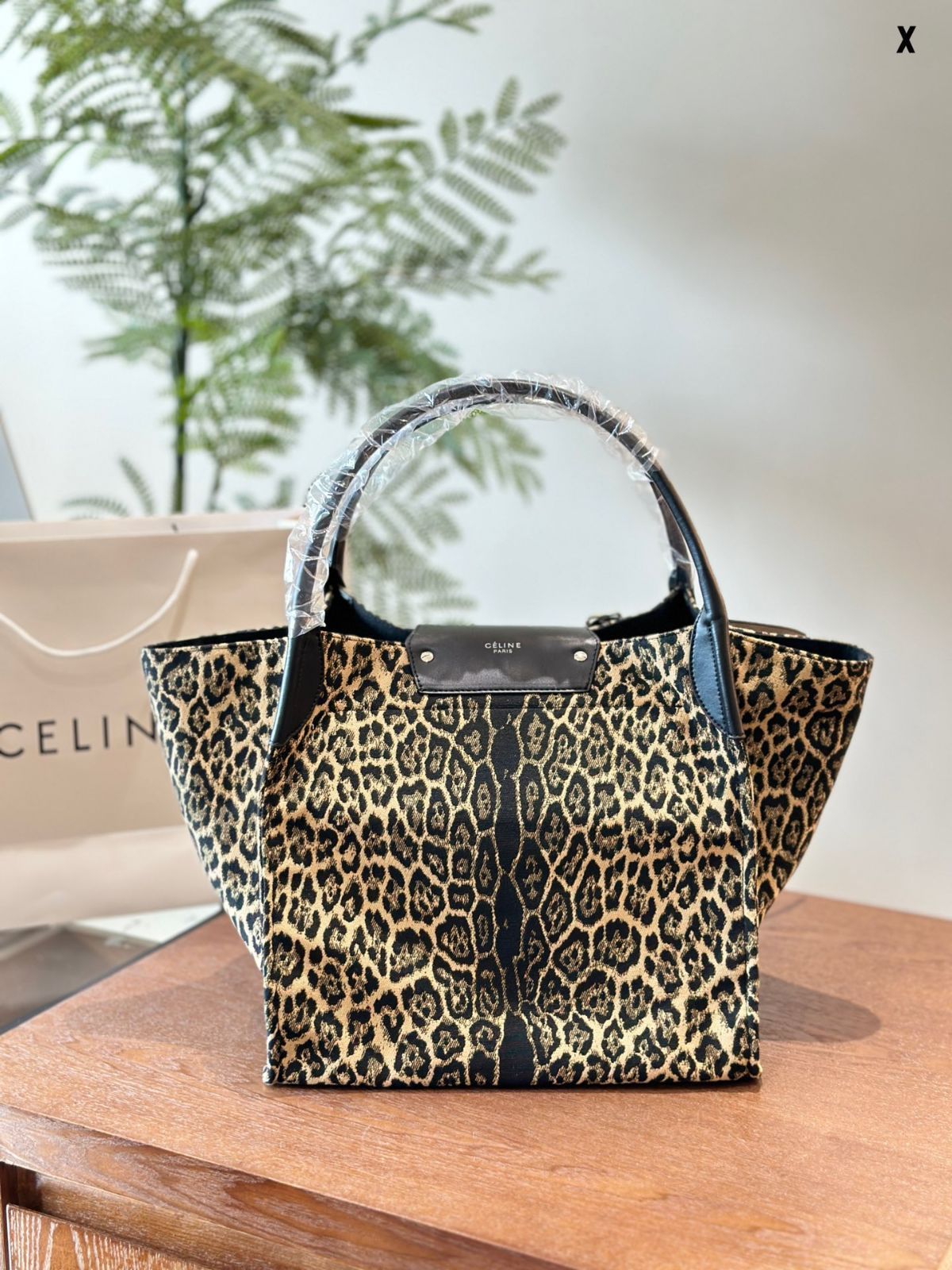 【CELINE直営】セール価格！TREKKING メッセンジャーバッグ 豹柄 今日特価】Celine 豹紋 ウィング ショッピングバッグ！国内送料