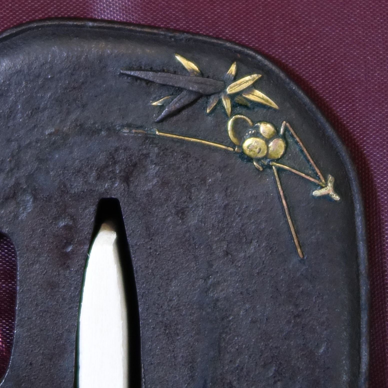 鉄地 松葉梅笹文象嵌鍔