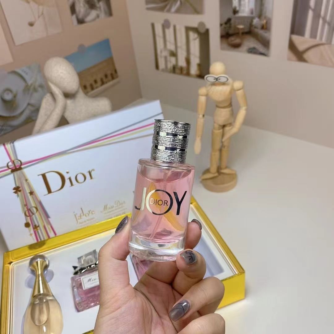 ディオールオードビィサンプル ディオールの香水サンプルセット 4 ピース EDT,30ml，4本 - メルカリ