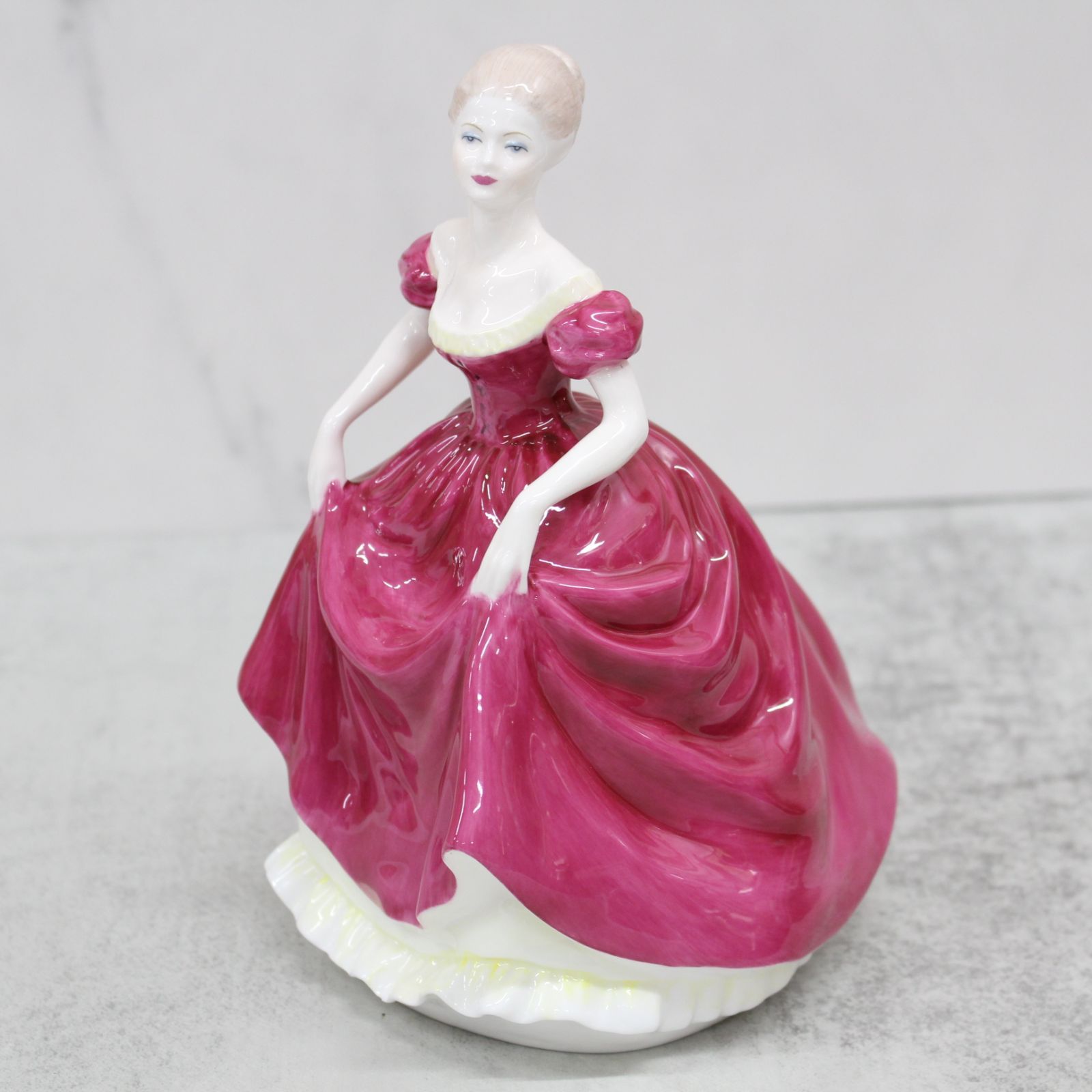 S372)【美品】COALPORT フィギュリン Ladies of Fashion Flair