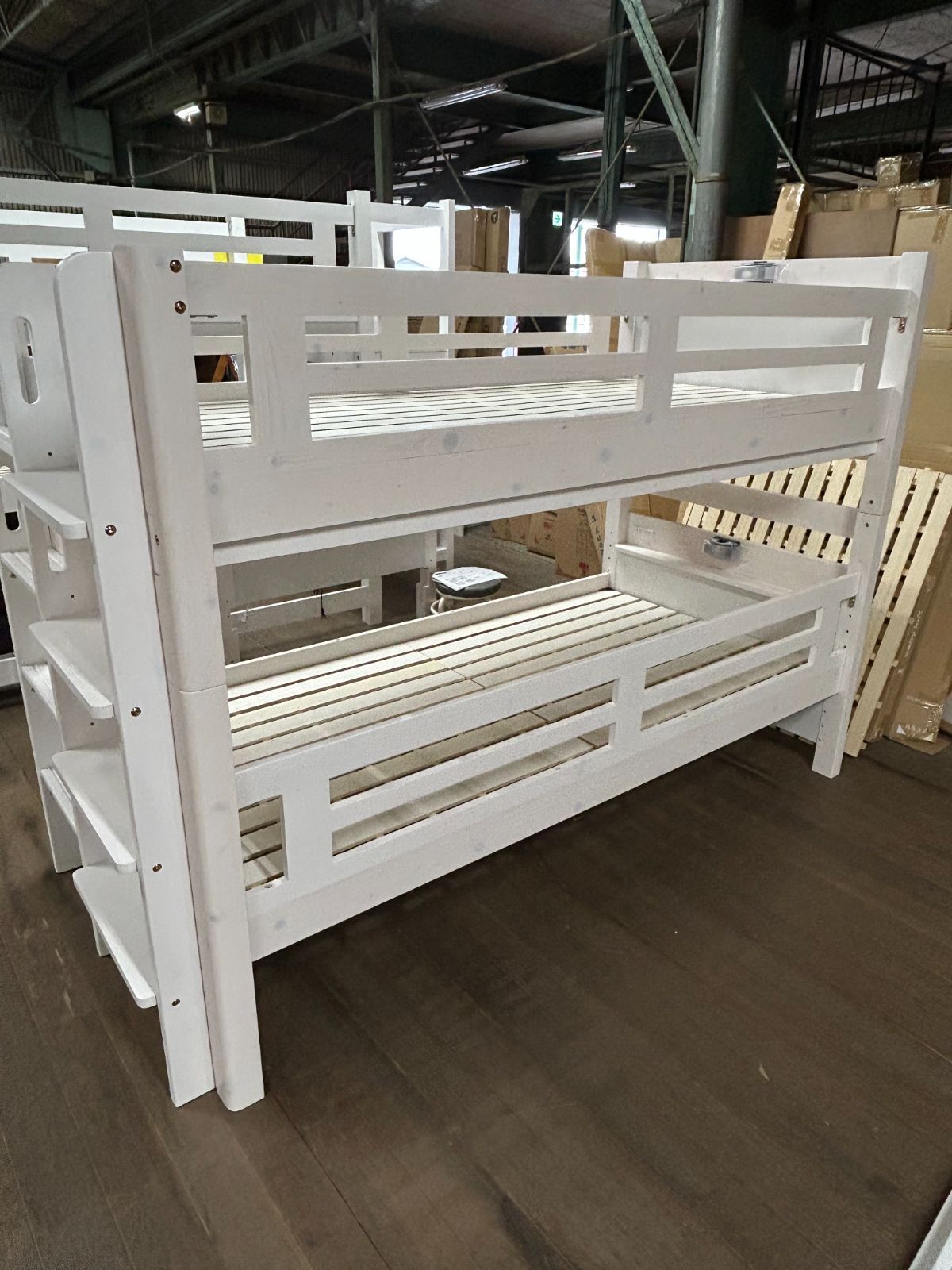 ２段ベット リーウッド ホワイト色 棚つき 照明 コンセントつき