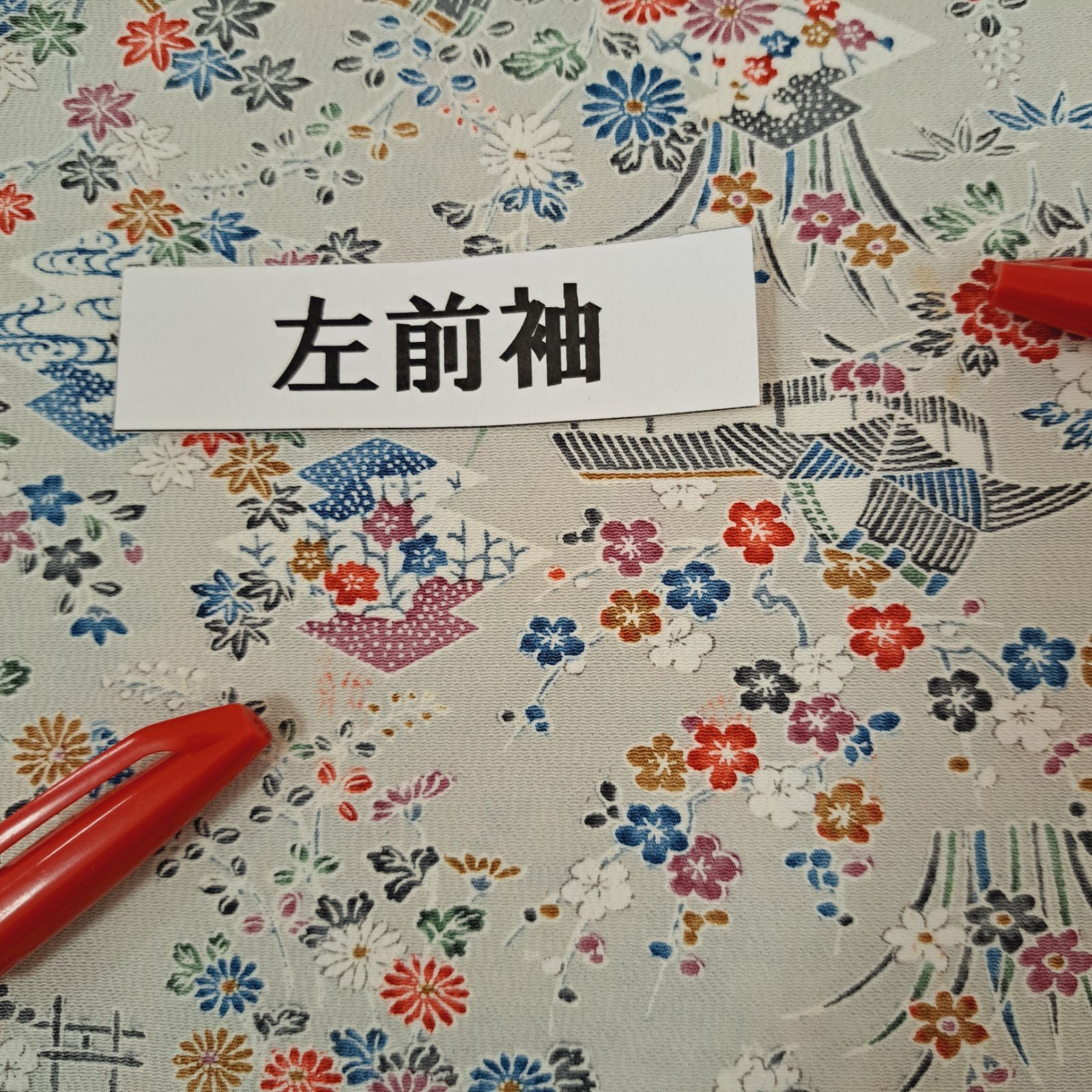 単衣・小紋 】裄66cm 身丈157cm 正絹 ベージュグレー地に茶屋辻 単衣・小紋 】裄66cm 身丈157cm 正絹 ベージュグレー地に茶屋辻