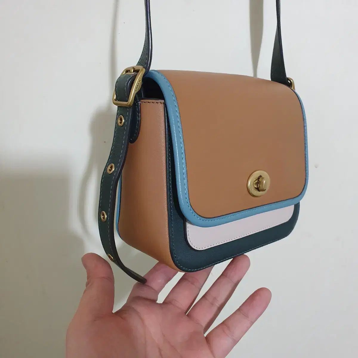 ほぼ新品⭐︎コーチボディバッグ （日本未発売】 ほぼ新品