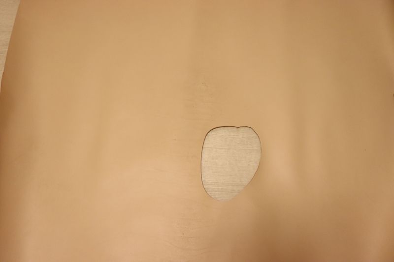 ベージュ系 155ds ヌメ革 ショルダーレザー 牛革 イタリア レザー セミアニリン はぎれ 一枚革 レザークラフト 革 皮 本革 diy 生地 材料