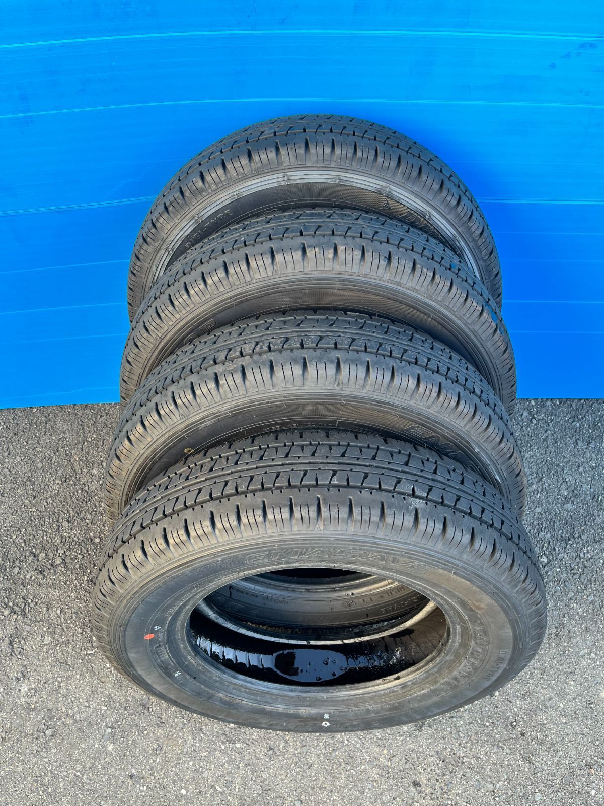 中古美品 ダンロップ ENASAVE VAN01 145R13 2023年製 4本セット　【法人宛で送料無料！一般・個人のお客様も大歓迎！(説明欄参照)】