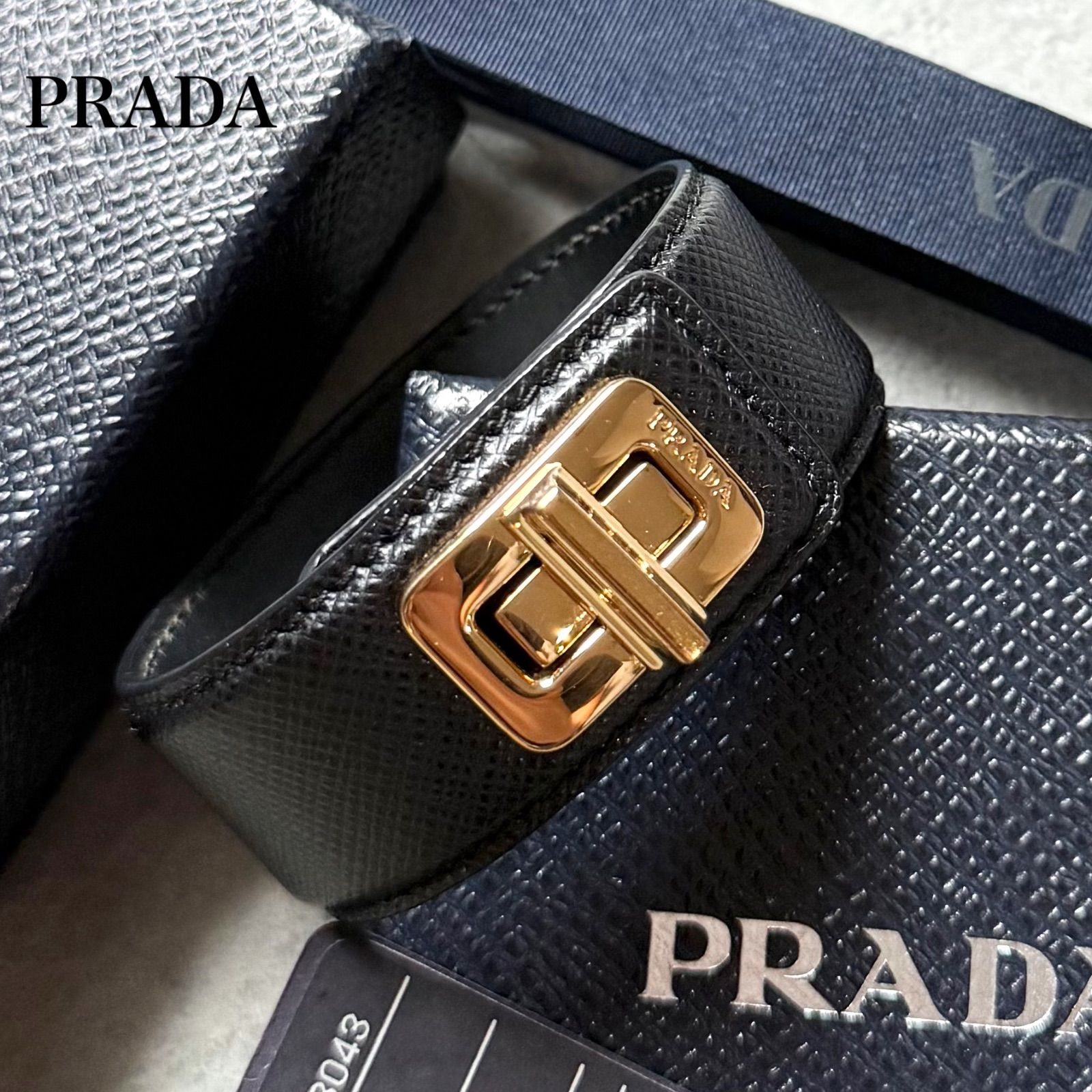 PRADA プラダ サフィアーノレザー ロゴベルトブレスレット ターンロック ブラック ゴールド レディースSサイズ 1IB043