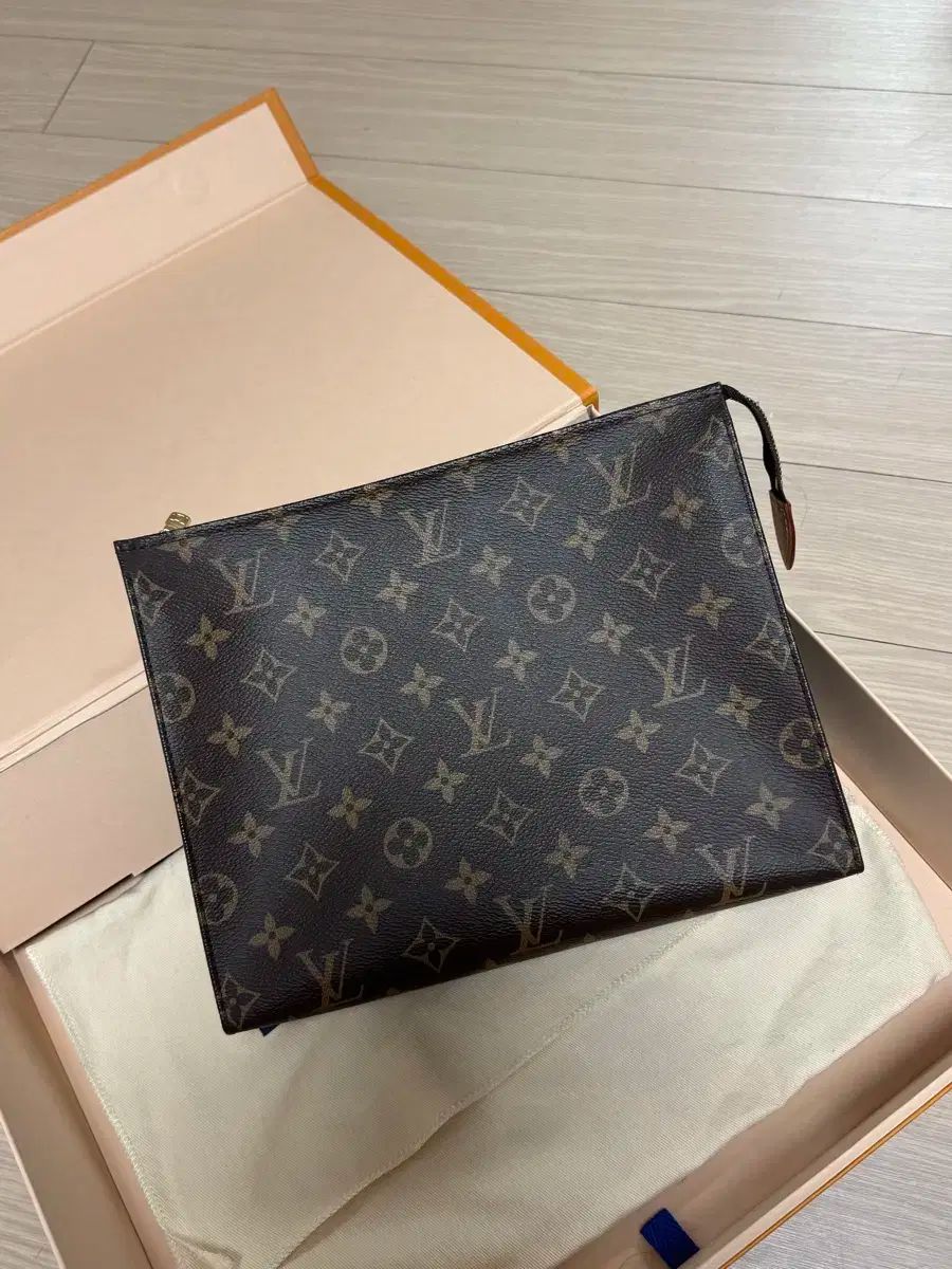 Louis Vuitton ルイヴィトン ポシェット トワレット 26