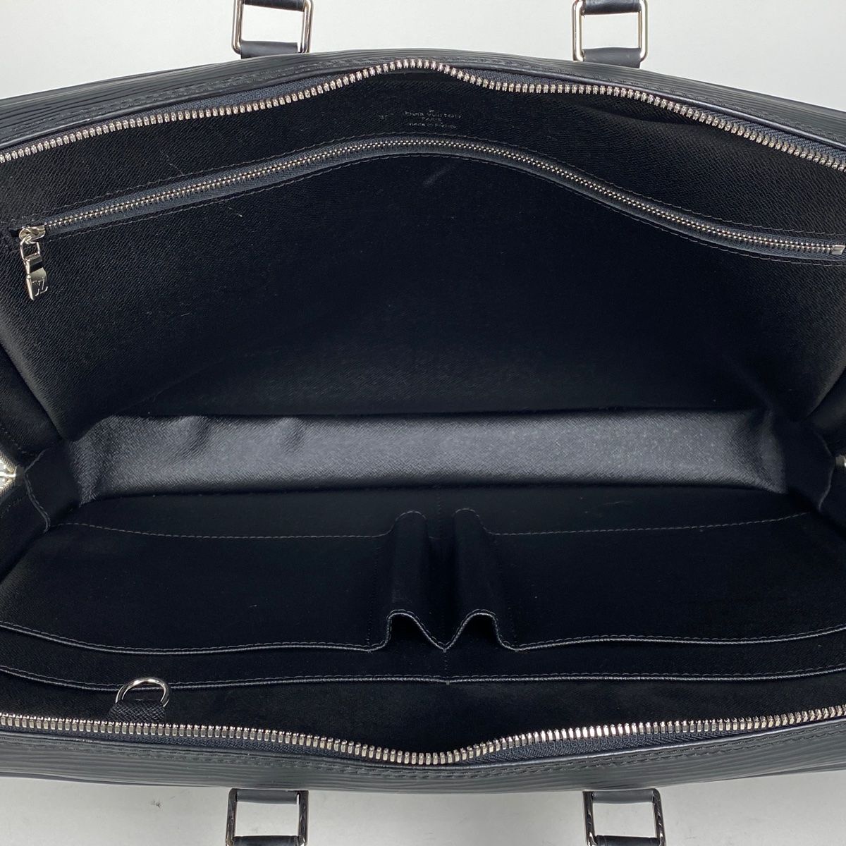 ルイヴィトン ポルトドキュマンヴォワヤージュ エピ ノワール ブリーフ