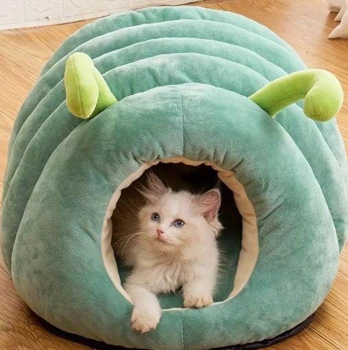 暖かいぬいぐるみの猫と犬の家