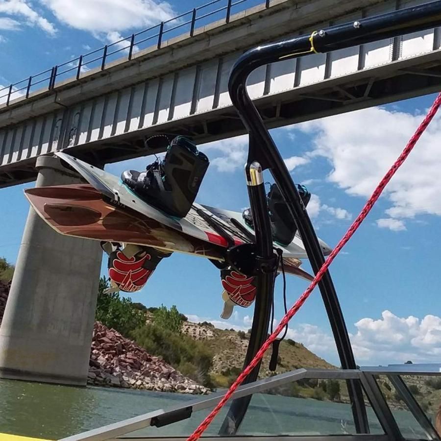 ボート用ニーボードラックウェイクボードタワーラックシルバーアルミニウムウォータースキーボードホルダークイックリリース調整