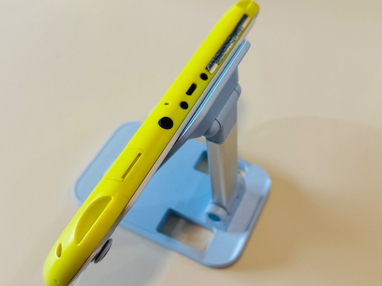 SONY PS VITA PCH-2000 ホワイト イエロー 本体のみ 全機能動作品 ボタン傷有 ゲーム周辺機器 アドベンチャーゲーム