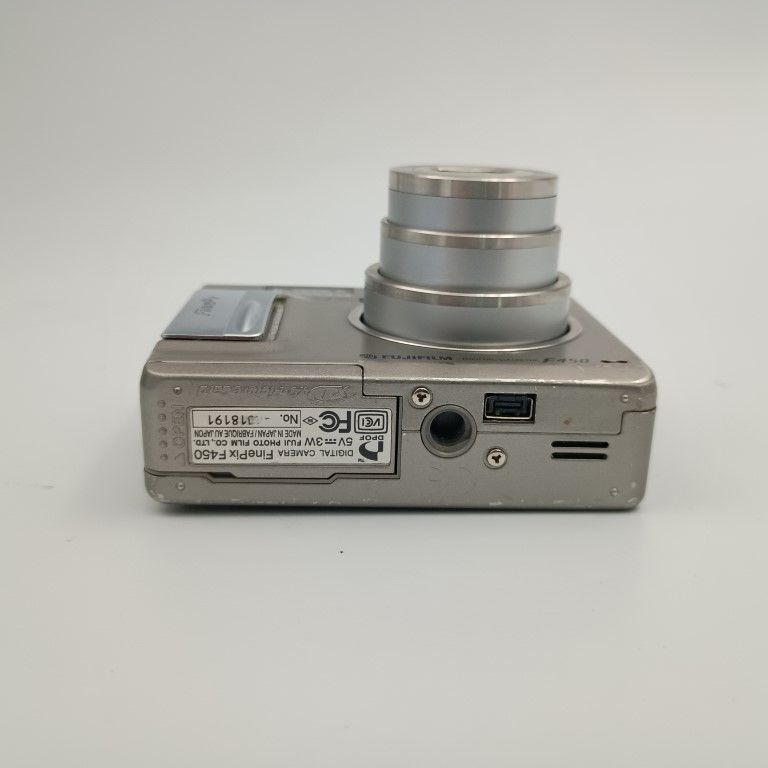 シルバー コンパクトデジタルカメラ