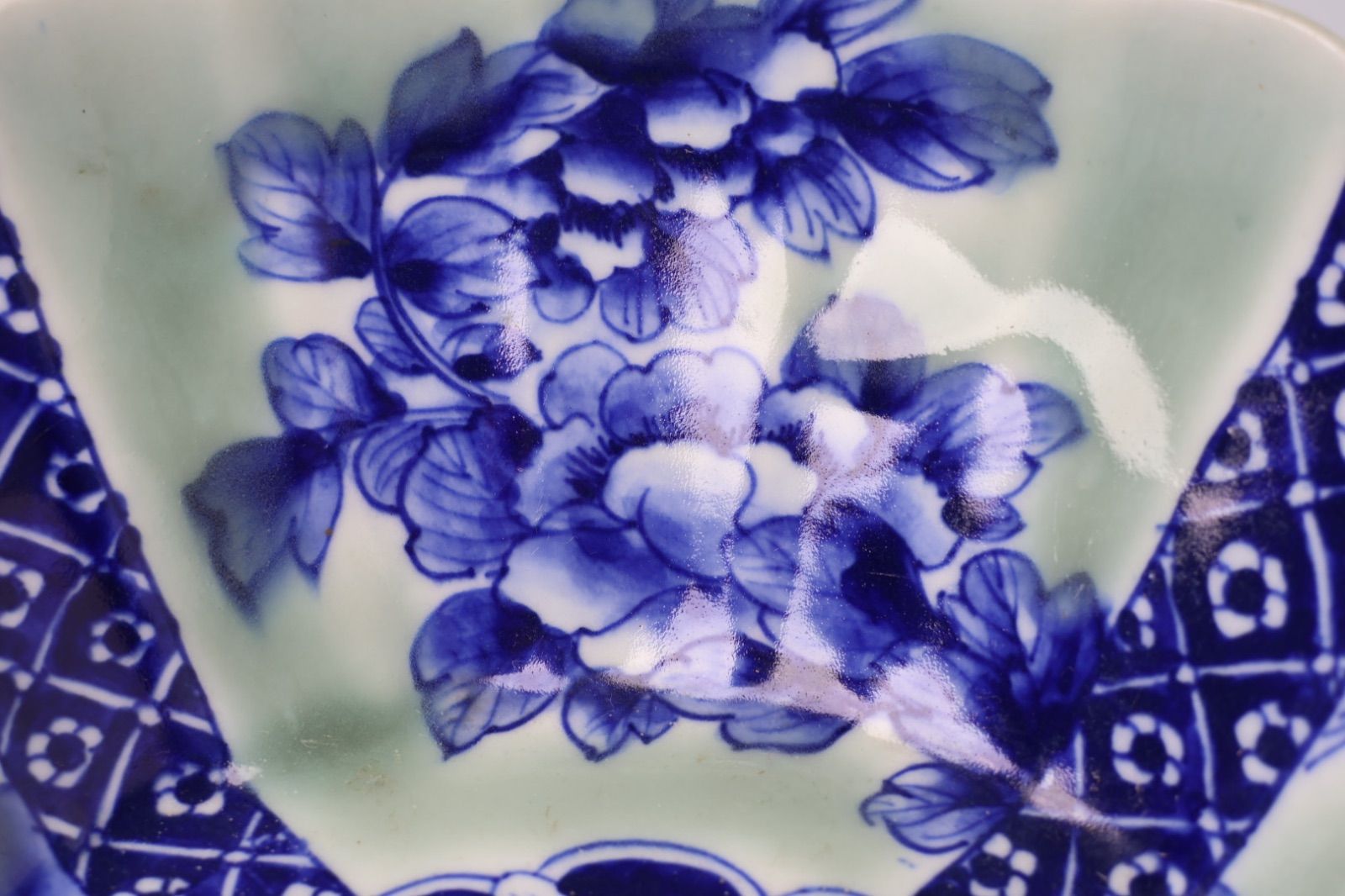 852 染付 青磁 ベロ藍 牡丹 唐獅子 馬 古伊万里 伊万里焼 骨董 アンティーク 大鉢