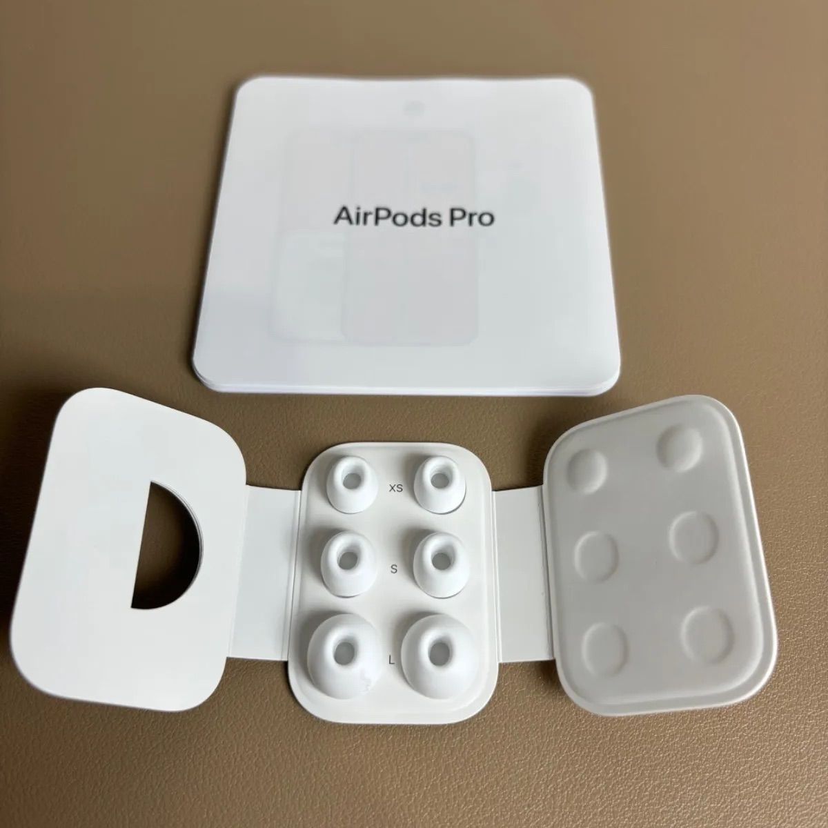 AirPods Pro 第2世代 MQD83J/A A2698(R)右耳＿Y2 AirPods Pro（第2世代） MQD83J⁄A ［2022年9月発売モデル ⁄リモコン