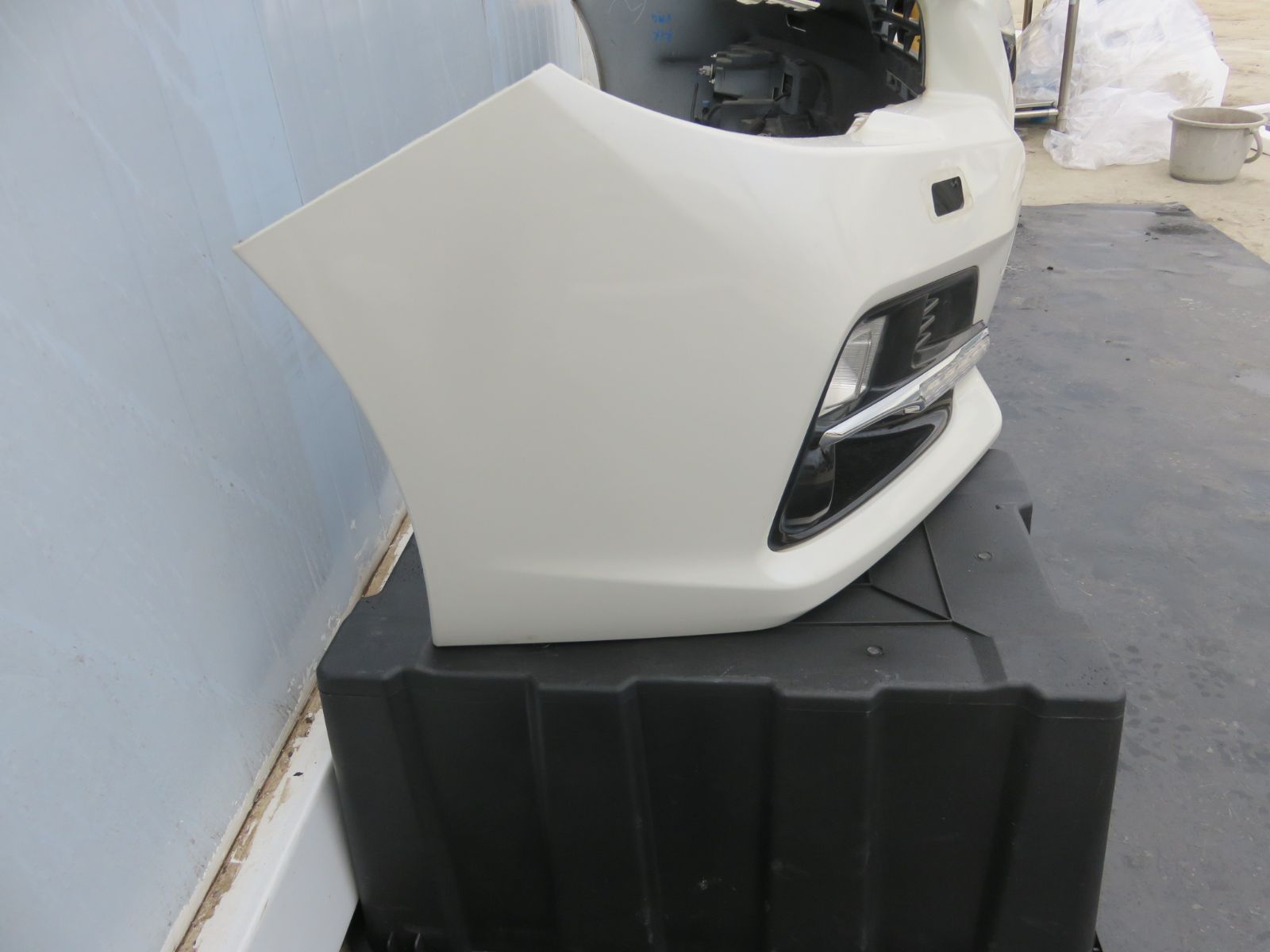 SFC2557 スバル VM4 VMG レヴォーグ 純正 フロントバンパー K1X クリスタルパールホワイト