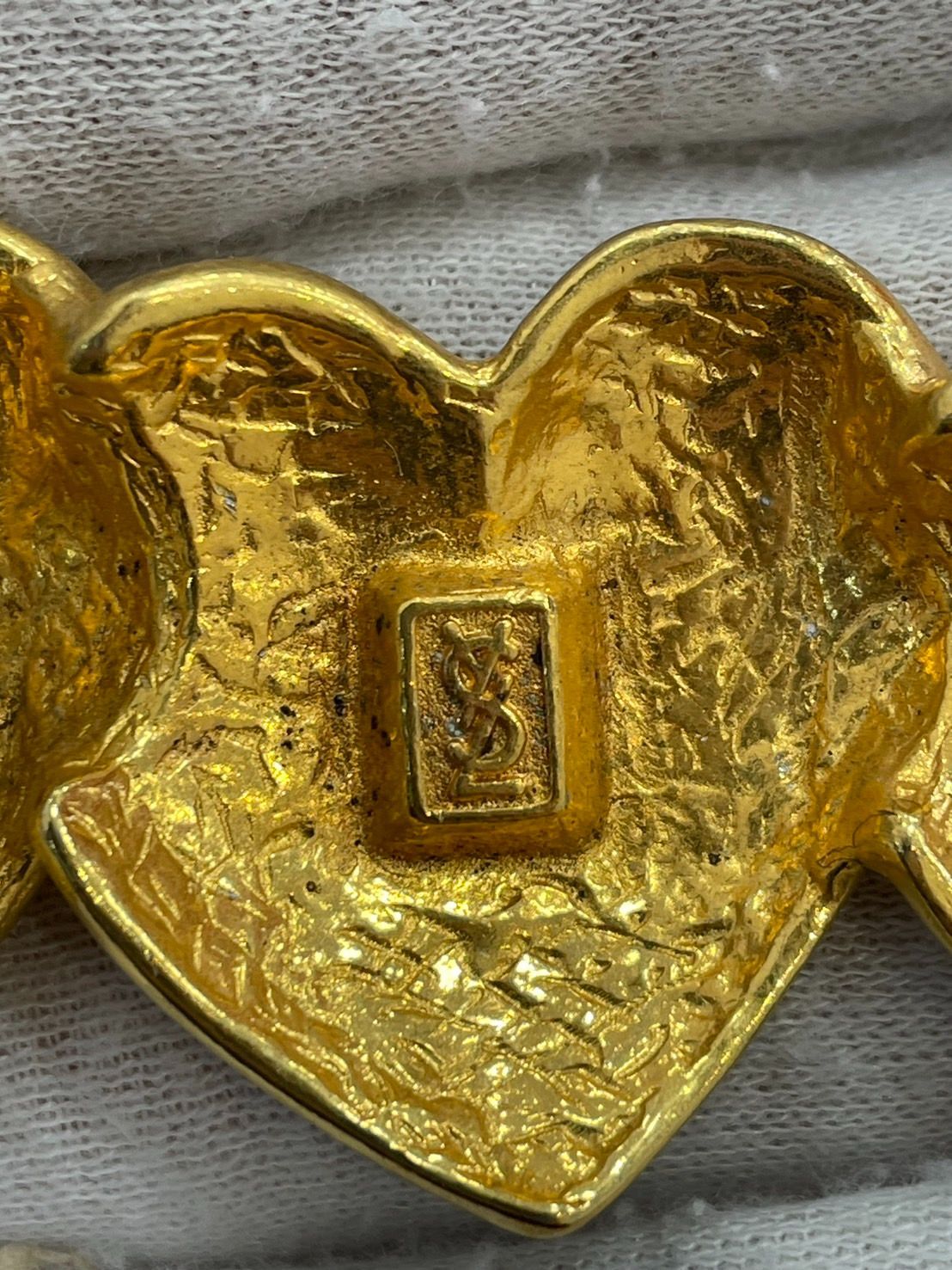 イブサンローラン ハート型ブローチ