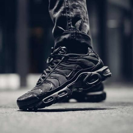 新品 未使用 NIKE AIR MAX PLUS Triple Black ナイキ エアマックス プラス スニーカー 黒 トリプルブラック  マップラ メンズ 604133-050 男女兼用 - メルカリ