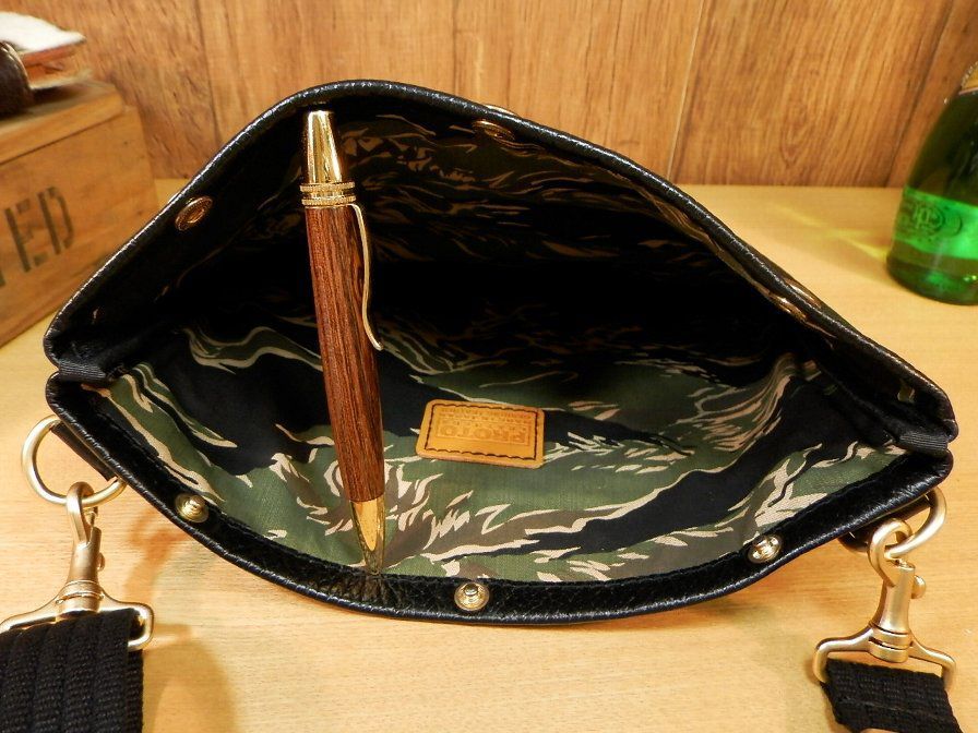 ☆ハンドメイド☆本革シャークマウスのレザーのサコッシュ日本製