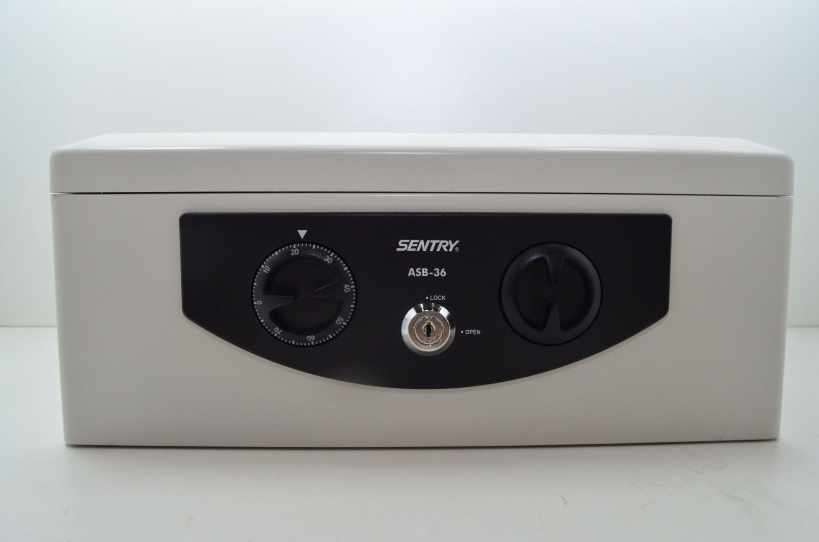 美品】 SENTRY 金庫 ASB-36 在庫セール】ASB-36 ライトグレー ワンタッチオープン コインケース ダイヤル+キーロック A4 鍵付き  収納ボックス キャッシュボックス 小型 手提げ金庫 SENTRY金庫 Sentry(セントリー) 手提げ金庫・キャッシュボックス – なんでもネット