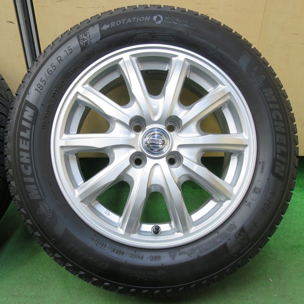 日産純正スタットレスタイヤです！185-65R-PCD-100です 日産純正スタットレスタイヤです！185-65R-PCD-100です 日産純正