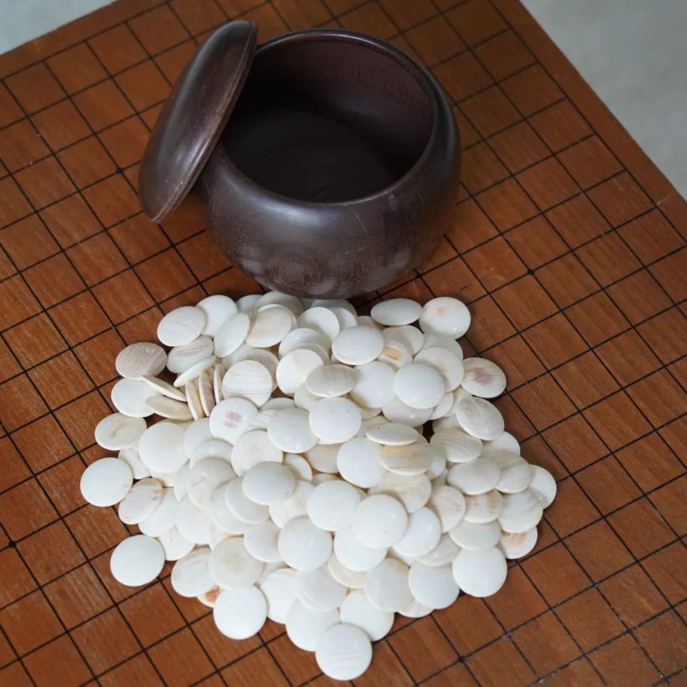 那智白黒蛤碁石361粒 木製碁笥付 碁石セット 美色・碁石361枚セット】白180枚・黒181枚 木製碁笥付き 蛤碁石