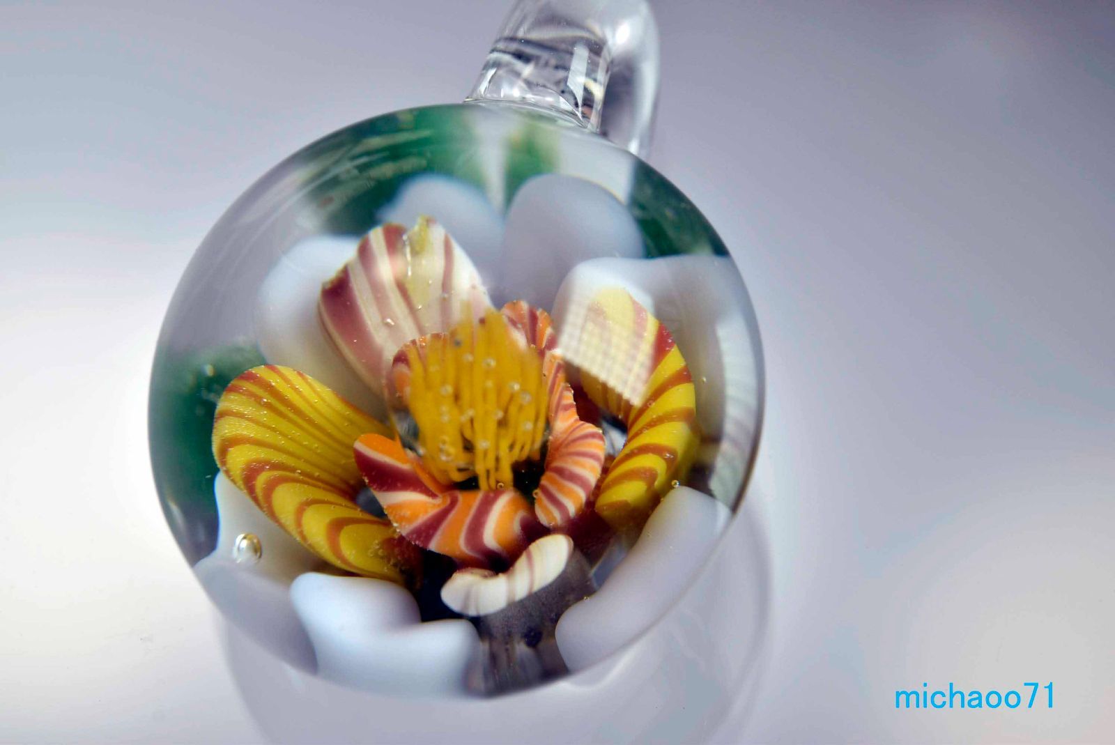 フラワー ガラスのペンダントトップ （12140-P21)GLASS FLOWER 透き通ったガラスの中に作咲く花＃ガラスアクセサリー　＃ハンドメイド　＃フラワーペンダント　＃ガラス工芸